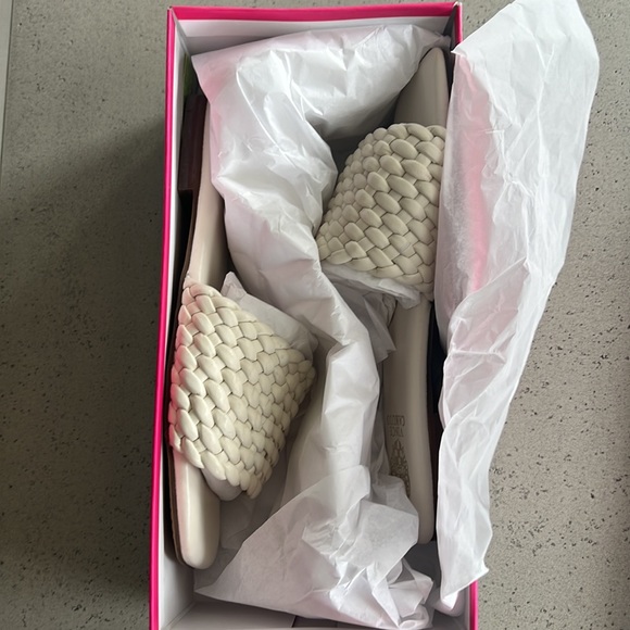 Vince Camuto slides - Picture 6 of 6